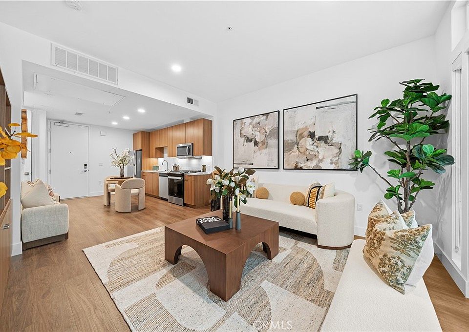 1st image of 709 E Walnut St #318