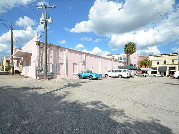 5th image of 101 W Oak St