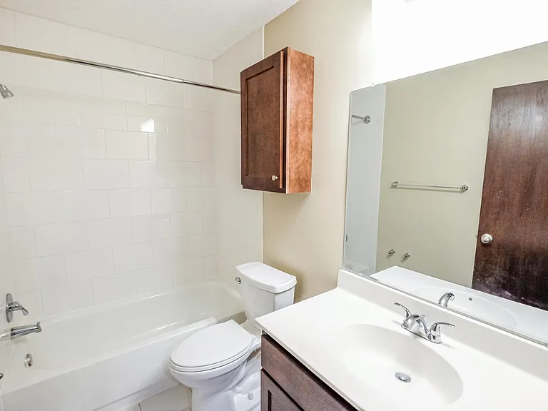 Lakehill Apartments — Photo 7