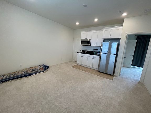 4th image of 2913 E Penny Ln