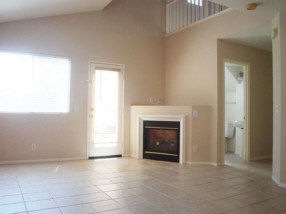 Living Room/Fireplace