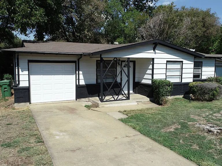 2113 Cloverdale St — Photo 3