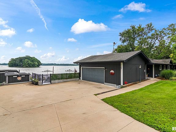 3rd image of 92 Island Bay Ln