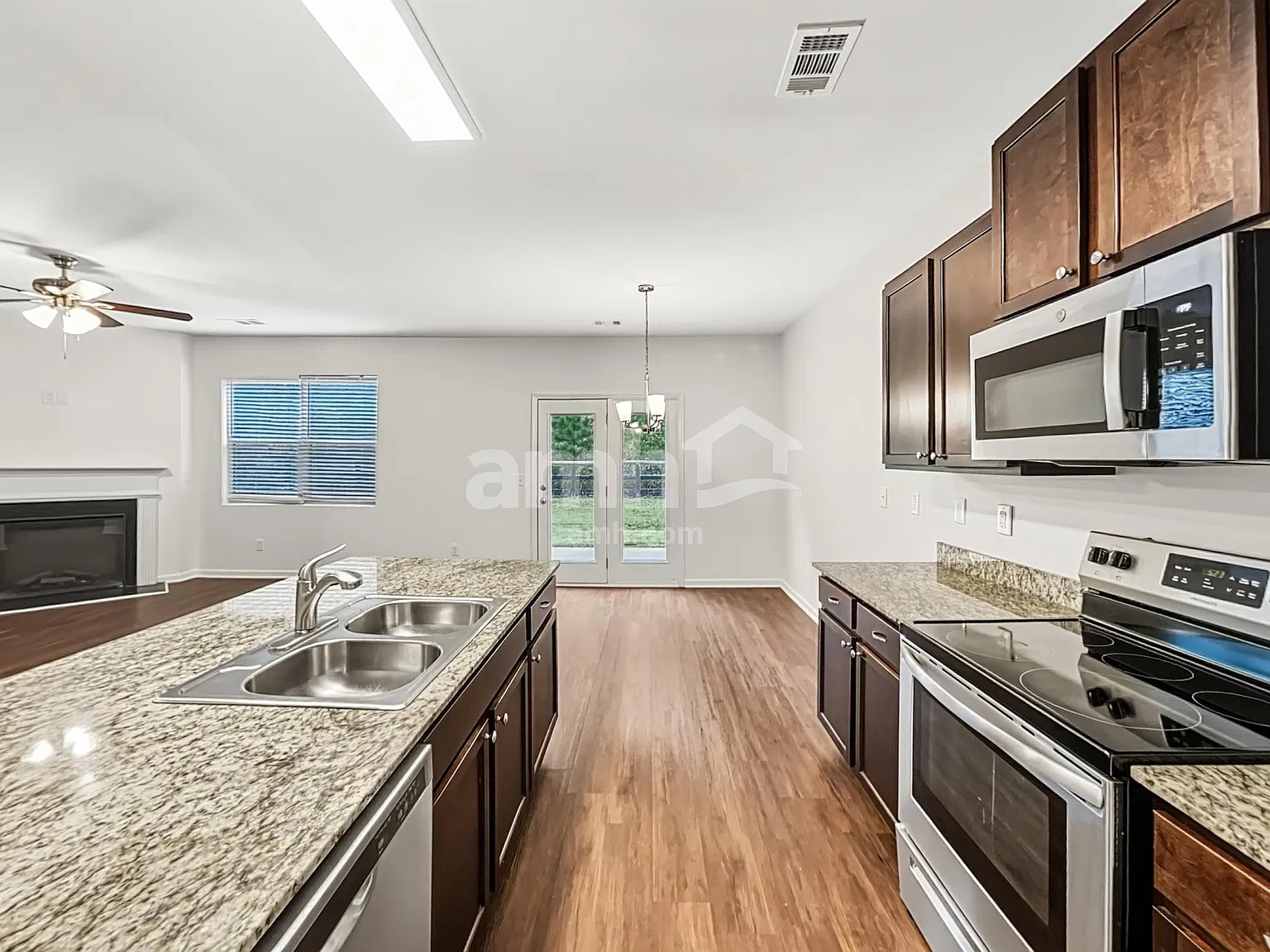 5 bed, 3.0 bath, 2476 sqft, $2,470 — Photo 4