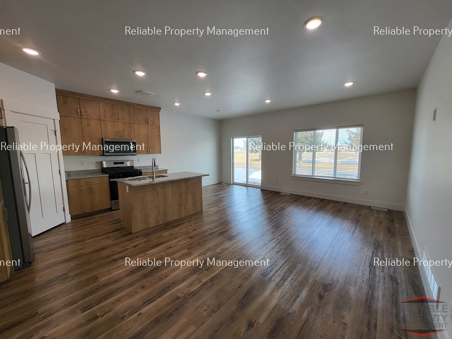 4 bed, 3.5 bath, 2700 sqft, $2,300 — Photo 4