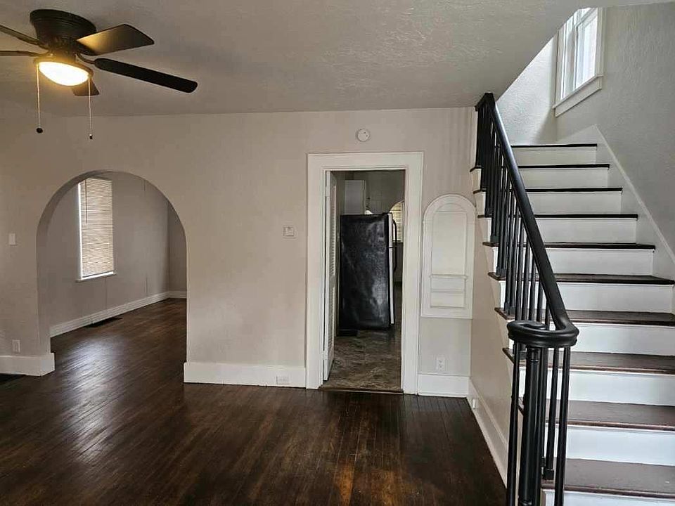 Front entry/Living room