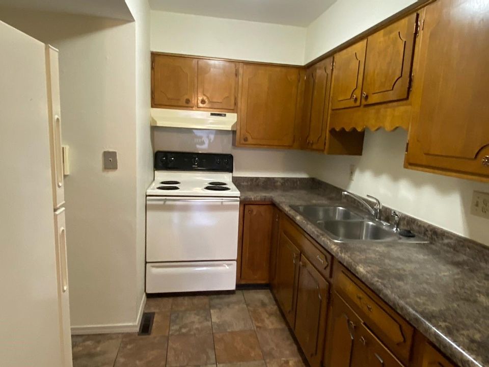 2nd image of 1811 W Kingsway Dr APT G6