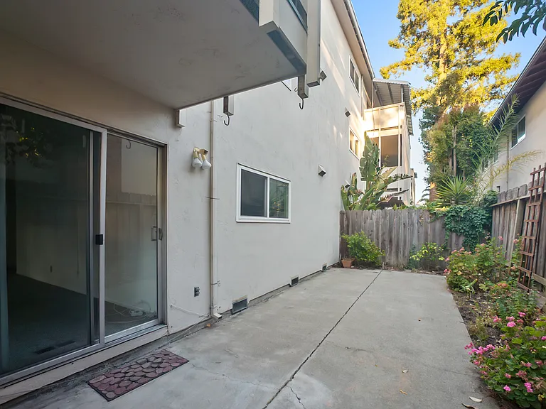 Curtner Villa Apartments — Photo 35