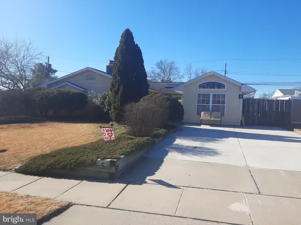 5 Laurel Ln, Levittown, PA 19054