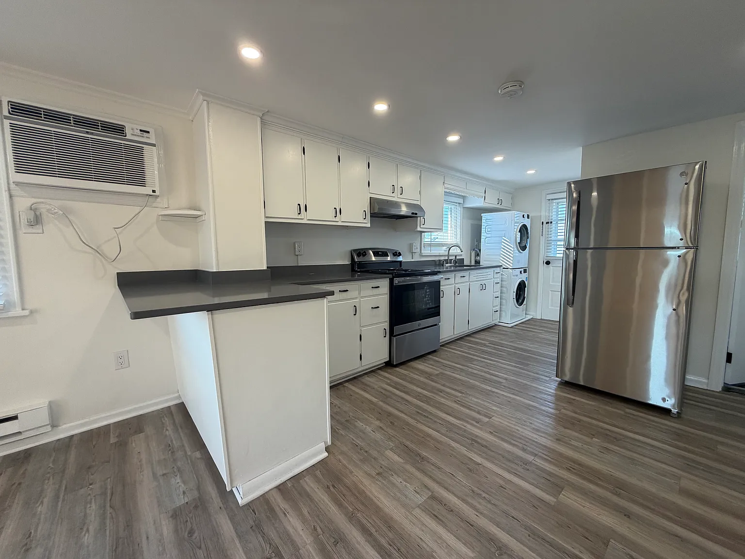2 bed, 750 sqft, $2,300 — Photo 4