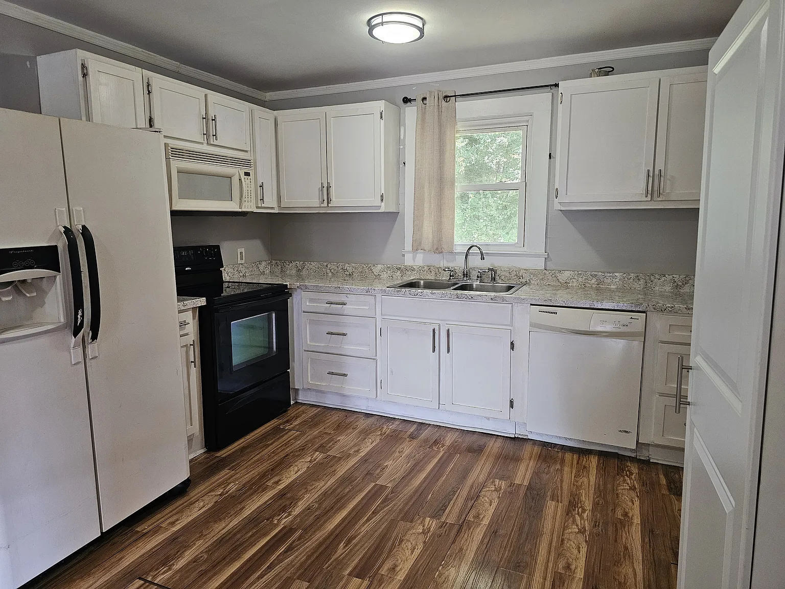 2 bed, 742 sqft, $1,600 — Photo 2