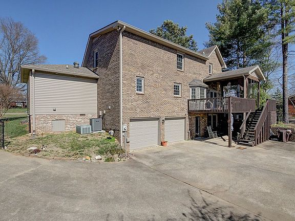 5th image of 2200 N Meadow Dr