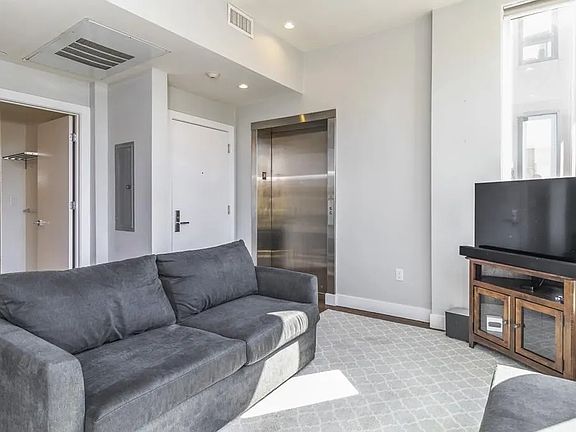 5th image of 1672 Washington St Unit 301