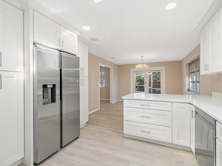 835 Royal Palm Pl — Photo 4