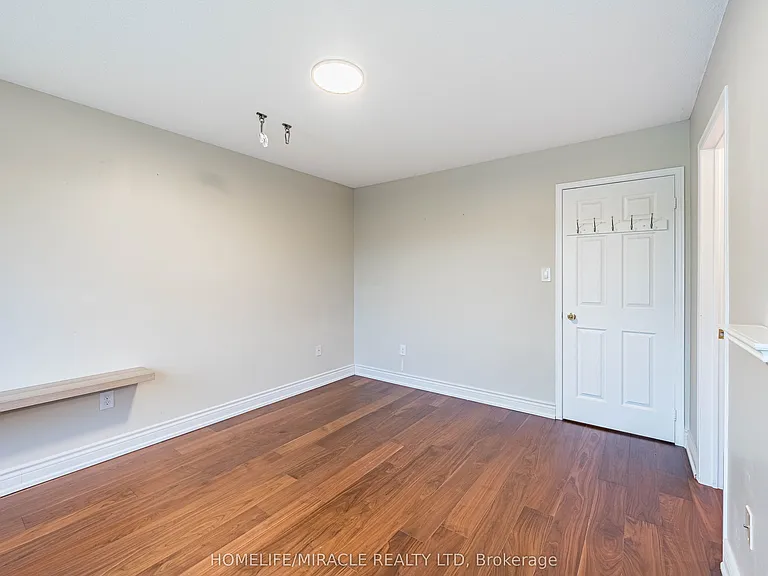 419 Rossland Rd E — Photo 28