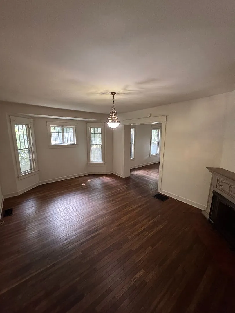 600 E University Street — Photo 2