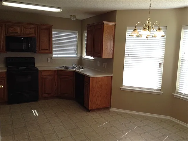 4 bed, 2.0 bath, 1508 sqft, $2,070 — Photo 3