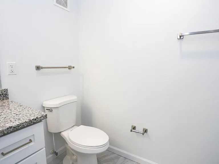 Royal Oak Apartments — Photo 20