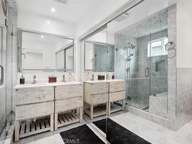 905 Dickson St #1 — Photo 32