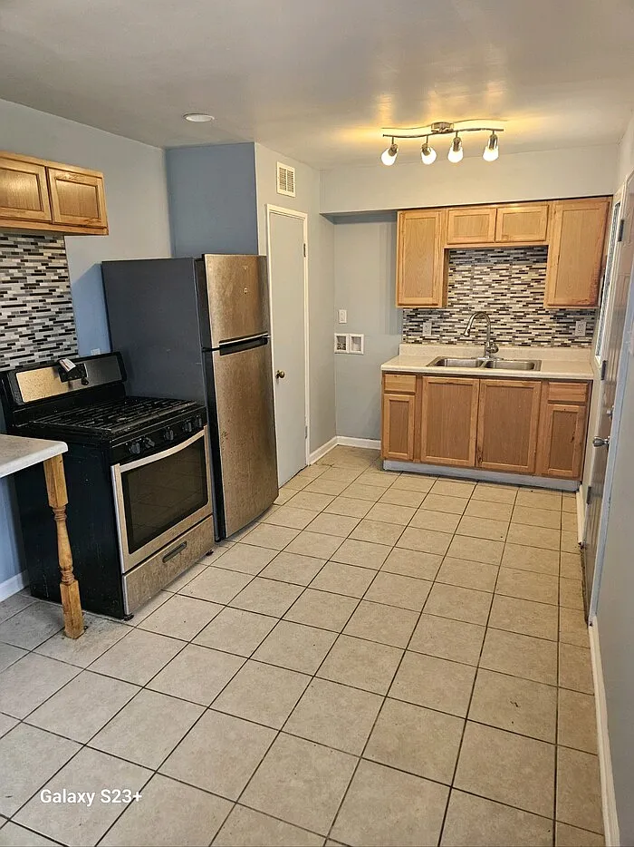 3 bed, 1.0 bath, 950 sqft, $1,250 — Photo 3