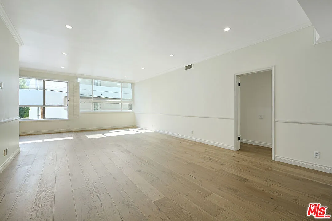 2 bed, 2.0 bath, 1299 sqft, $5,450 — Photo 3
