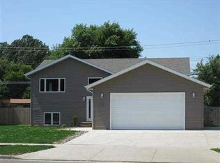 518 16th St SW, Minot, ND 58701