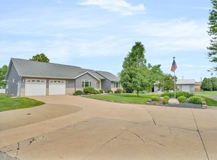 405 Grand Ct, Robins, IA 52328