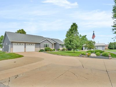 405 Grand Ct, Robins, IA, 52328