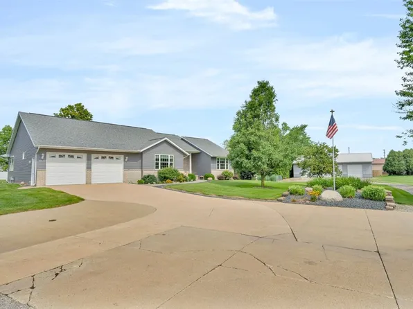 405 Grand Ct, Robins, IA 52328