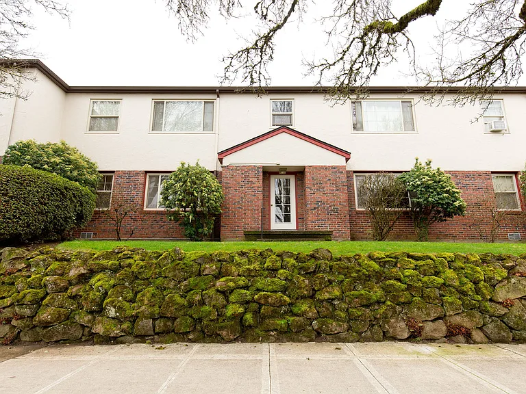 T0131 - Claremont Apartments — Photo 4