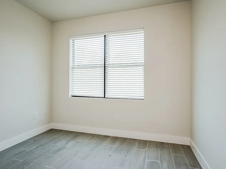6133 Hughes Ave — Photo 12