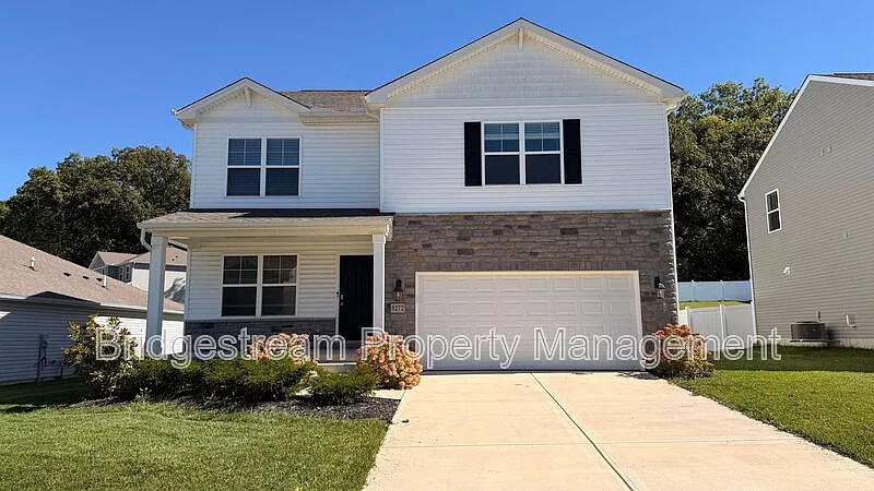 4 bed, 2.5 bath, 45424 sqft, $2,500 — Photo 1