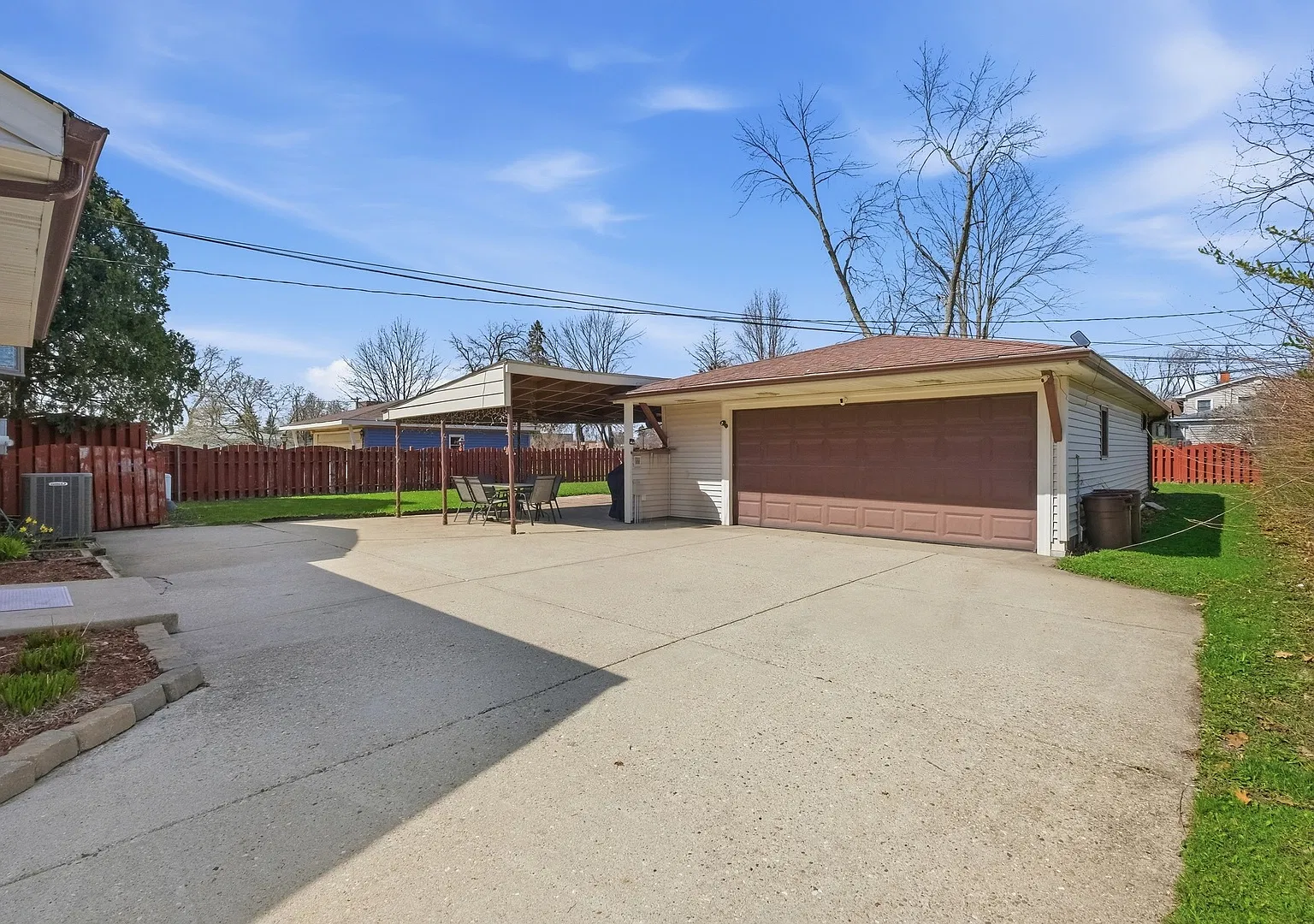 3 bed, 1.5 bath, 1920 sqft, $3,200 — Photo 2
