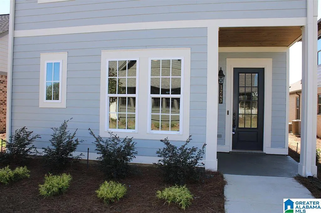 4 bed, 3.0 bath, 2500 sqft, $3,350 — Photo 3