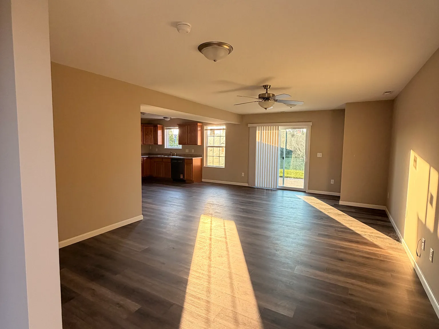 3 bed, 2.5 bath, 1500 sqft, $1,980 — Photo 3
