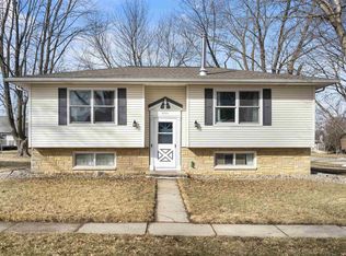 3901 Knoll Ridge Dr, Cedar Falls, IA 50613