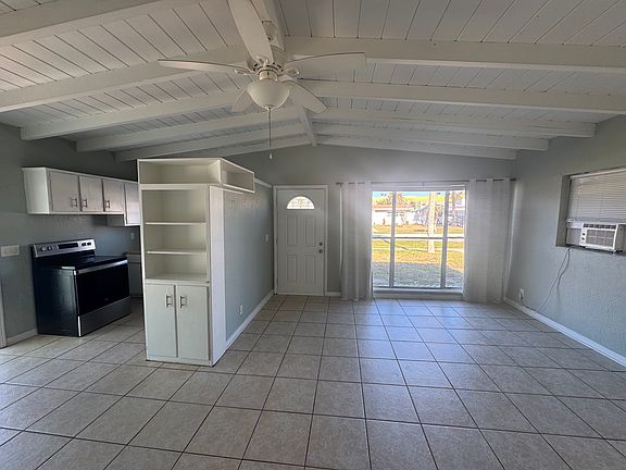 4th image of 18 Essex Dr