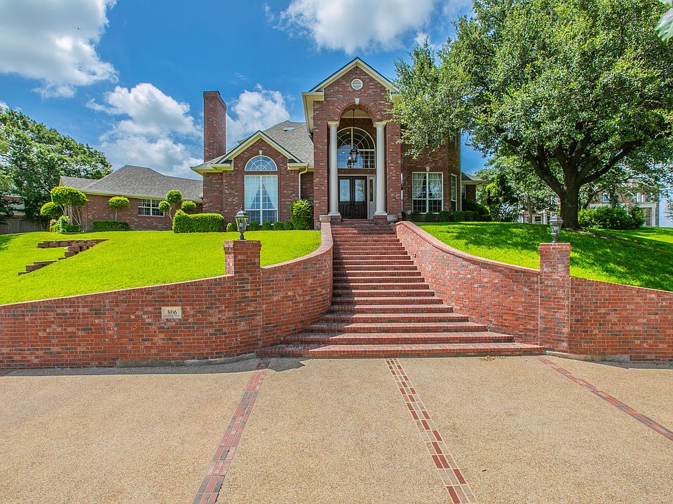 1st image of 806 Forest Oaks Cir