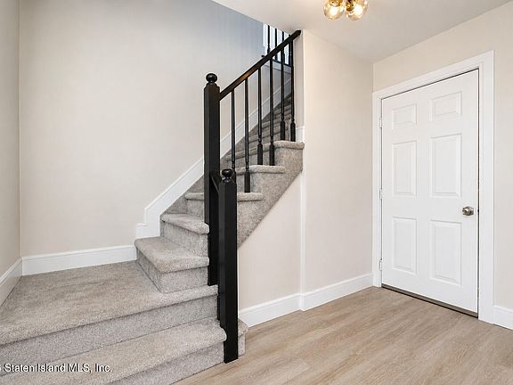 5th image of 19 Spruce Ln