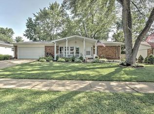 15724 Hill House Rd, Chesterfield, MO 63017