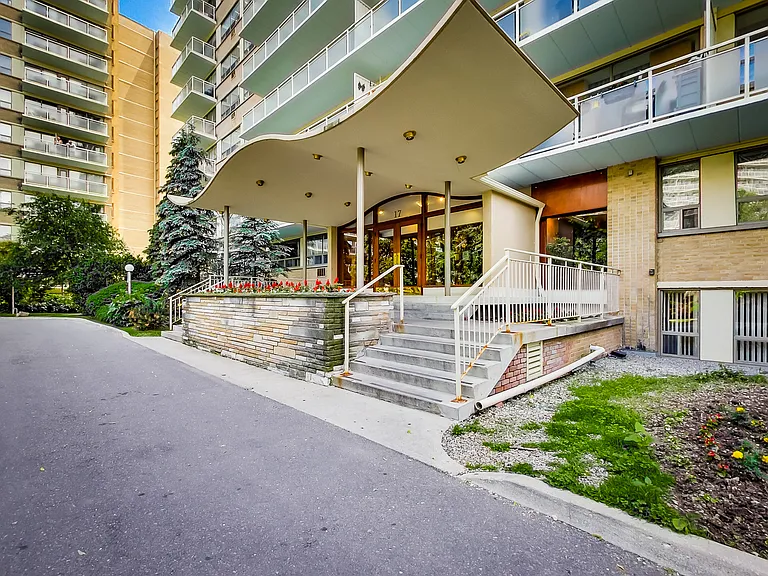 23 Lascelles Blvd — Photo 30