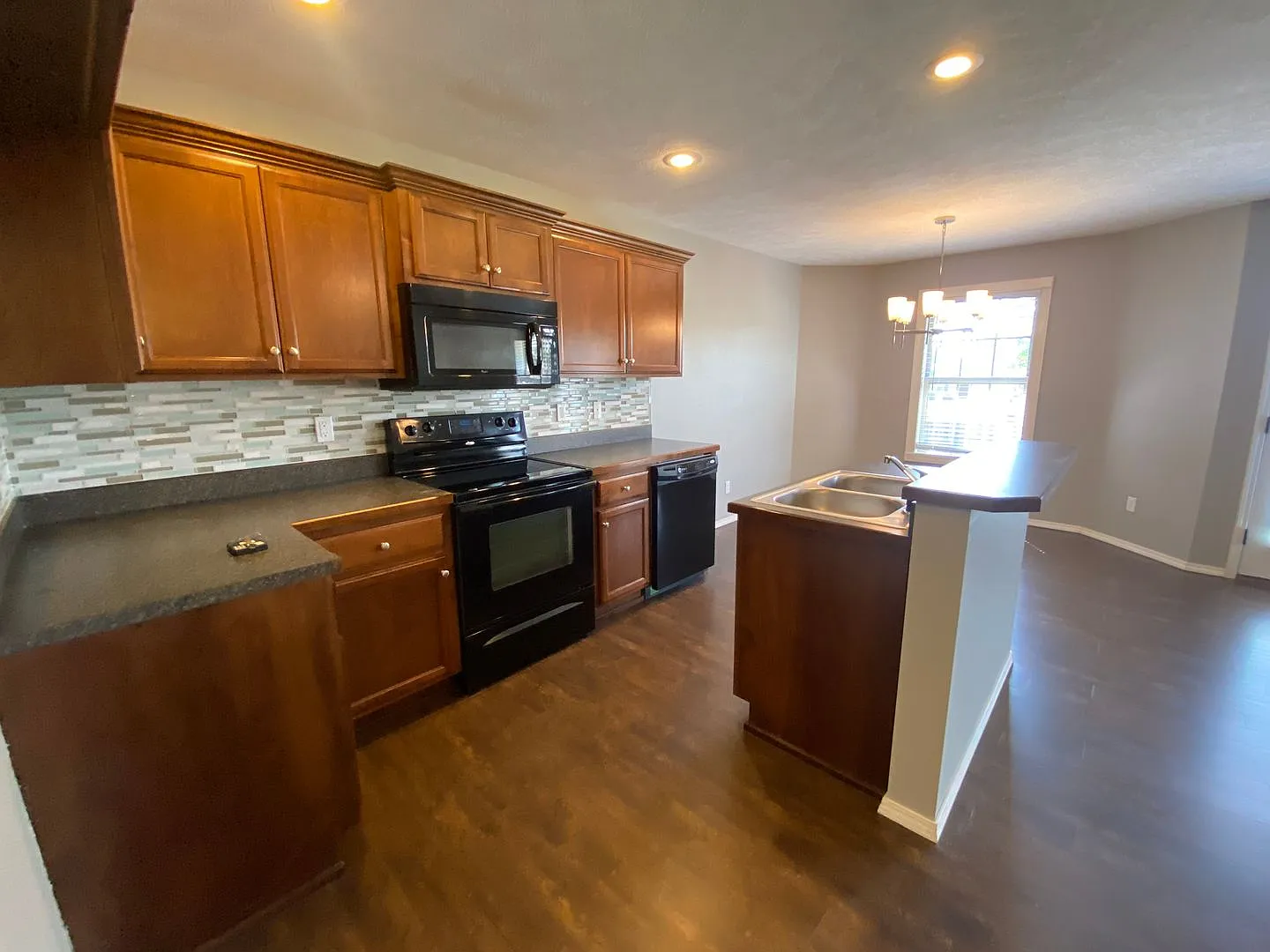 Beautiful 3 bedroom 2 bath home with fenced back yard — Photo 4