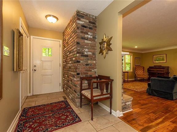 3rd image of 118 Leaview Ln