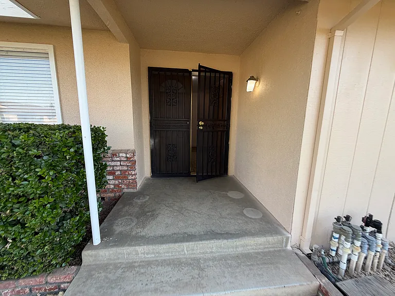 6620 N Sierra Vista Ave — Photo 2