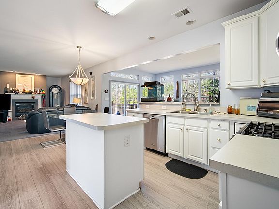 5th image of 135 Kensington Dr