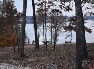 Shore Dr, Big sandy, TN 38221