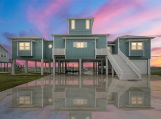 696 Villa Dr, Crystal Beach, TX 77650