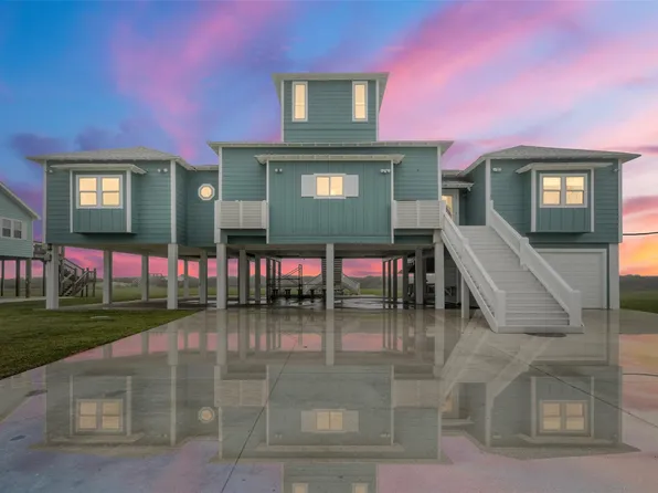 696 Villa Dr, Crystal Beach, TX 77650