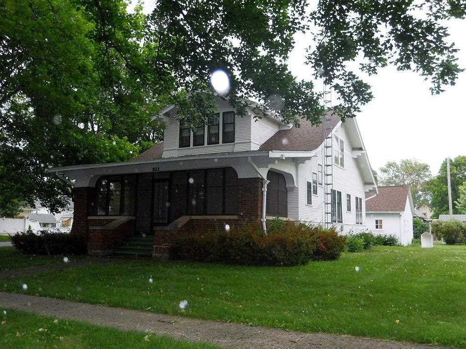 1st image of 403 E Superior St
