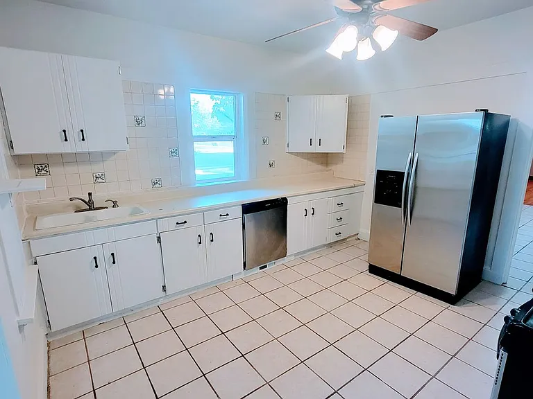 184 W Center St #A — Photo 11